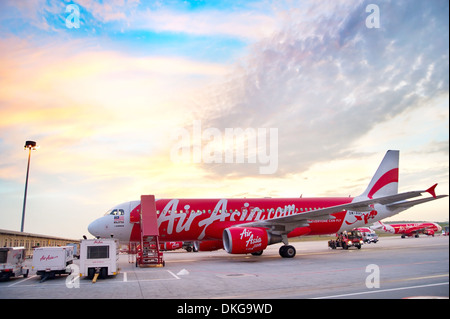 AirAsia Düsenflugzeug in Flughafen Kuala Lumpur in Kuala Lumpur. Stockfoto