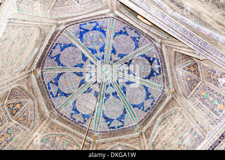 Dekorative Decke im Inneren Pehlivan Mahmud Mausoleum, Ichan Kala, Chiwa, Usbekistan Stockfoto