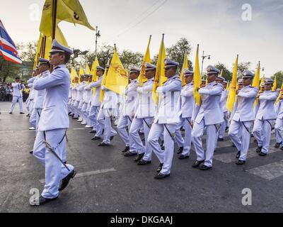Bangkok, Thailand. 5. Dezember 2013. Militärkadetten marschieren in einer Parade zu Ehren des Königs in Bangkok. Thais beobachtet der 86. Geburtstag von Bhumibol Adulyadej, der König von Thailand, ihrer verehrten Königs am Donnerstag. Sie hielten Candle-Light-Service im ganzen Land. Die politische Proteste, die Bangkok gegriffen haben waren auf Eis für den Tag, obwohl Demonstranten eigene Gedenktage des Urlaubs zu halten. Tausende von Menschen besuchten die Regierung Feier des Tages am Sanam Luang, die großen öffentlichen Raum neben dem großen Palast in Bangkok. Bildnachweis: Jack Kurtz/ZUMAPRESS.com/Alamy Live-Nachrichten Stockfoto