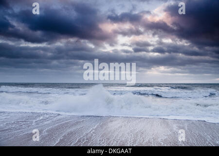 West Bay, Dorset, UK. 5. Dezember 2013. Wind und Regen zu fegen über die Dorset Küste in der Nähe von West Bay in Dorset, England, auf Donnerstag, 5. Dezember 2013. Bildnachweis: Julian Elliott/Alamy Live-Nachrichten Stockfoto