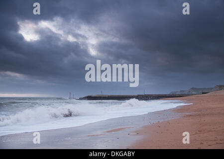 West Bay, Dorset, UK. 5. Dezember 2013. Wind und Regen zu fegen über die Dorset Küste in der Nähe von West Bay in Dorset, England, auf Donnerstag, 5. Dezember 2013. Bildnachweis: Julian Elliott/Alamy Live-Nachrichten Stockfoto