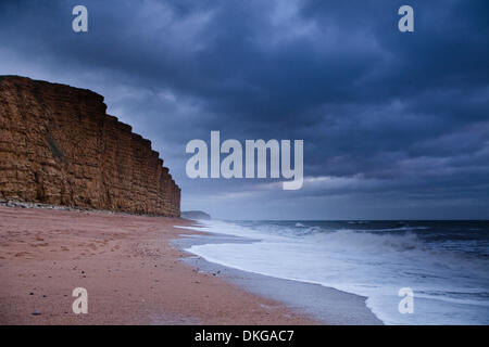 West Bay, Dorset, UK. 5. Dezember 2013. Wind und Regen zu fegen über die Dorset Küste in der Nähe von West Bay in Dorset, England, auf Donnerstag, 5. Dezember 2013. Bildnachweis: Julian Elliott/Alamy Live-Nachrichten Stockfoto