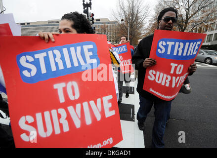 Washington DC, USA. 5. Dezember 2013. Demonstranten Rallye für höhere Bezahlung außerhalb das Smithsonian Air and Space Museum, wo ein McDonald's-Restaurant in Washington, D.C., Hauptstadt der Vereinigten Staaten, 5. Dezember 2013, im Rahmen des landesweiten Protest der Fast-Food-Arbeitnehmer befindet. US-Präsident Barack Obama am Mittwoch forderte Kongress des nationalen Mindestlohns Hebung und Senkung der Einkommensungleichheit in der größten Volkswirtschaft der Welt. Bildnachweis: Xinhua/Alamy Live-Nachrichten Stockfoto