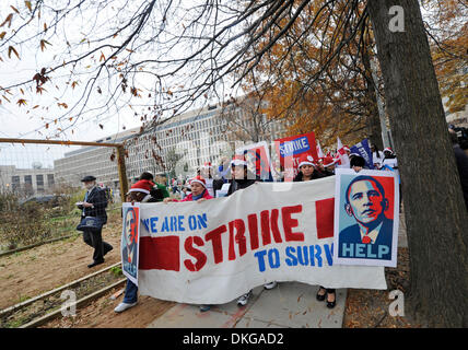 Washington DC, USA. 5. Dezember 2013. Demonstranten Rallye für höhere Bezahlung außerhalb das Smithsonian Air and Space Museum, wo ein McDonald's-Restaurant in Washington, D.C., Hauptstadt der Vereinigten Staaten, 5. Dezember 2013, im Rahmen des landesweiten Protest der Fast-Food-Arbeitnehmer befindet. US-Präsident Barack Obama am Mittwoch forderte Kongress des nationalen Mindestlohns Hebung und Senkung der Einkommensungleichheit in der größten Volkswirtschaft der Welt. Bildnachweis: Xinhua/Alamy Live-Nachrichten Stockfoto