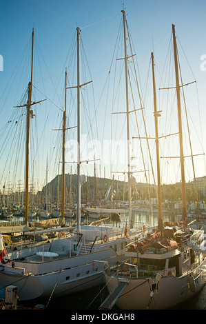 Wunderschöne Yachten ankern in Barcelona, Blick auf Bucht im Sonnenuntergang Sonne Stockfoto