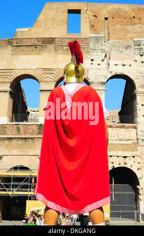 Römischer Legionär im alten Amour vor dem Kolosseum in Rom, Italien. Stockfoto