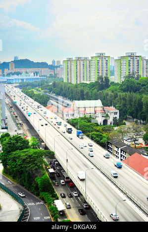 Dichten Verkehr auf der Autobahn in Singapur Stockfoto