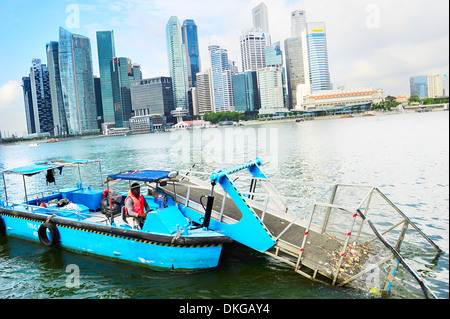Wasser-Oberflächenreinigung Boot entfernen den Müll aus dem Fluss vor Singapur Innenstadt Stockfoto