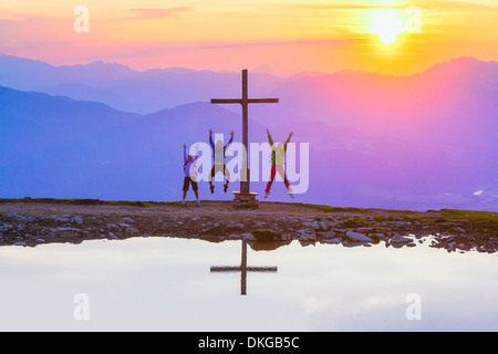 Junge Menschen jubeln bei Sonnenuntergang am Gipfel zu überqueren, in der Osterhorn-Gruppe, Salzburger Land, Österreich Stockfoto