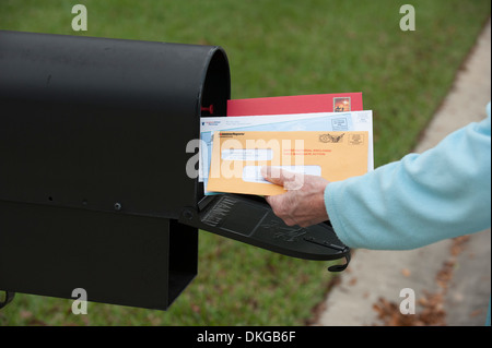 US-Briefkasten Post aus dem Postfach zu sammeln Stockfoto