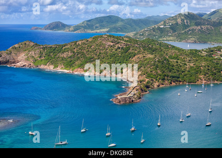 Ein Blick von Shirley Heights English Harbour und Fort Berkeley an der Küste der Insel Antigua in der Karibik. Stockfoto