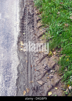 Fahrzeug-Reifenspuren im Schlamm am Straßenrand Patch - Frankreich. Stockfoto