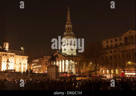 London, UK. 5. Dezember 2013.  Massen der Zuschauer warten auf dem Trafalgar Square für die Zeremonie des Weihnachtsbaumes, begabt, jedes Jahr seit 1947 von den Menschen in Norwegen. Bildnachweis: Malcolm Park Leitartikel/Alamy Live-Nachrichten Stockfoto