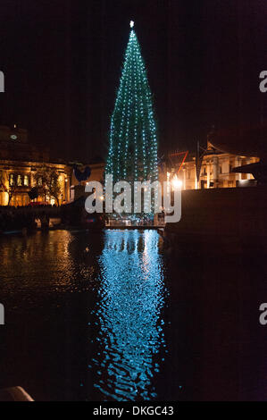 Trafalgar Square, London, UK. 5. Dezember 2013. Der Weihnachtsbaum wird auf dem Trafalgar Square eingeschaltet. Der Baum ist eine Tradition, die 1947 begann als die Menschen in Norwegen einen Baum nach London in Erinnerung an die Hilfe für Norwegen im 2. Weltkrieg gab. Bildnachweis: Matthew Chattle/Alamy Live-Nachrichten Stockfoto