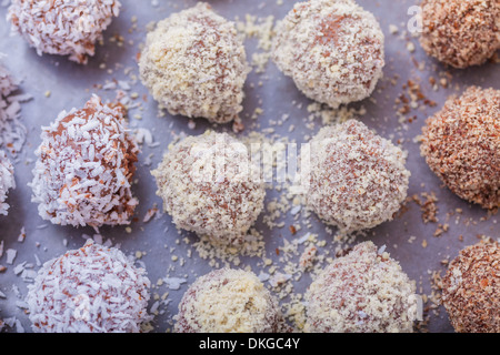 Hausgemachte Pralinen auf ein Backblech legen. Stockfoto