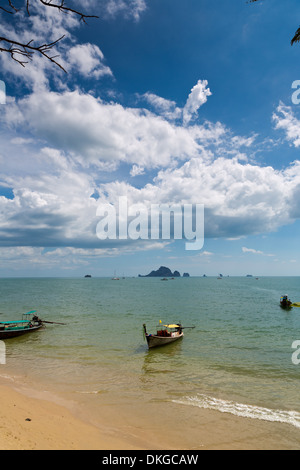 Traditionellen Fähren am Ao Nang Beach, Krabi, Thailand Stockfoto