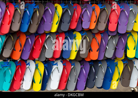 Verkauf von Sandalen auf einem Markt in Bangkok, Thailand Stockfoto