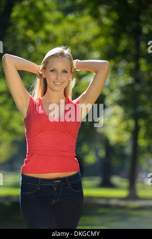 Junge, blonde Frau in einem park Stockfoto