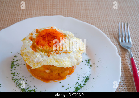 Spiegelei auf Eintopf aus Kartoffeln. Schließen Sie die Ansicht. Stockfoto