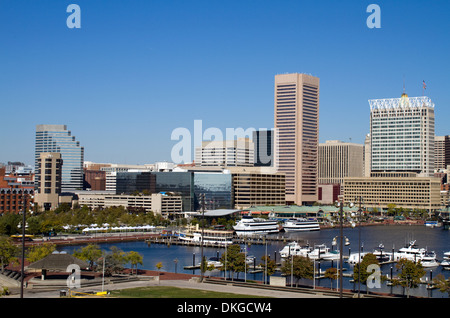 Die Innenstadt von Baltimore, Maryland Innenhafen Skyline der Stadt mit der Marina, Gebäuden und an einem klaren sonnigen Tag. Stockfoto