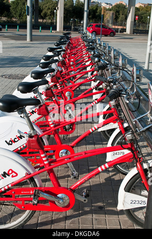 Fahrräder zu vermieten, Plaça de Les Glories Catalana in Barcelona, Katalonien, Spanien Stockfoto