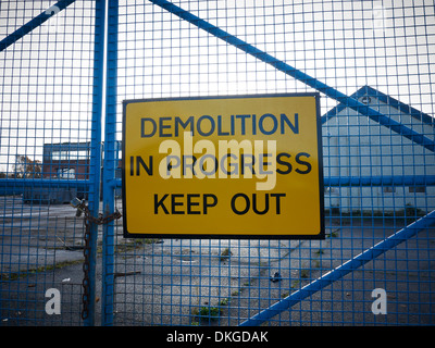 Abriss im Gange Halten Sie sich gelbe Warnschild UK Stockfoto