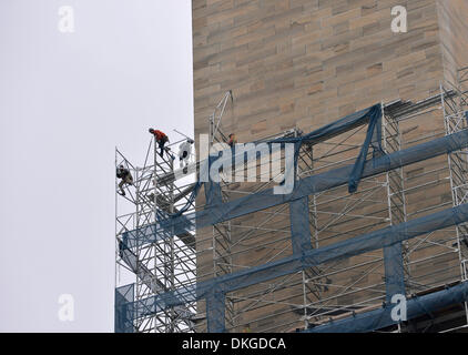 Washington DC, USA. 5. Dezember 2013. Arbeiter entfernen Sie Stücke von Gerüsten auf das Washington Monument nach der Reparatur der Schäden durch das Erdbeben im Jahr 2011 in Washington, D.C., Hauptstadt der Vereinigten Staaten, 5. Dezember 2013. Die US-Wirtschaft stieg im dritten Quartal vor der 16-tägigen partielle Verwaltungsstillstand, verstärkt durch private Lagerbestände und festen Wohnungsbauinvestitionen des US-Handelsministeriums berichtete am Donnerstag mit einer Jahresrate von 3,6 Prozent. Bildnachweis: Xinhua/Alamy Live-Nachrichten Stockfoto