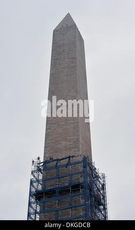 Washington DC, USA. 5. Dezember 2013. Arbeiter entfernen Sie Stücke von Gerüsten auf das Washington Monument nach der Reparatur der Schäden durch das Erdbeben im Jahr 2011 in Washington, D.C., Hauptstadt der Vereinigten Staaten, 5. Dezember 2013. Die US-Wirtschaft stieg im dritten Quartal vor der 16-tägigen partielle Verwaltungsstillstand, verstärkt durch private Lagerbestände und festen Wohnungsbauinvestitionen des US-Handelsministeriums berichtete am Donnerstag mit einer Jahresrate von 3,6 Prozent. Bildnachweis: Xinhua/Alamy Live-Nachrichten Stockfoto