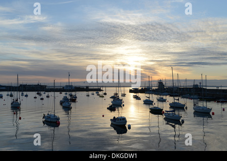 Sonnenuntergang auf den ruhigen Hafen von Howth (Dublin Bucht-Bereich - Irland). Stockfoto