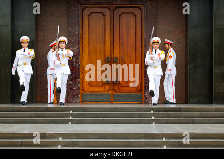 Die Wachablösung auf dem Ho-Chi-Minh-Mausoleum in Hanoi, Vietnam Stockfoto