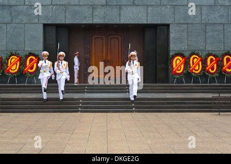 Die Wachablösung auf dem Ho-Chi-Minh-Mausoleum in Hanoi, Vietnam Stockfoto