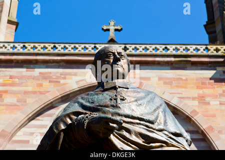 Statue von Monseigneur Meisel vor der Kirche Saints Pierre et Paul in Obernai, Elsass, Frankreich Stockfoto