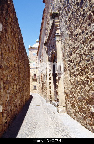 Gasse in der Altstadt. Cáceres, Extremadura, Spanien. Stockfoto