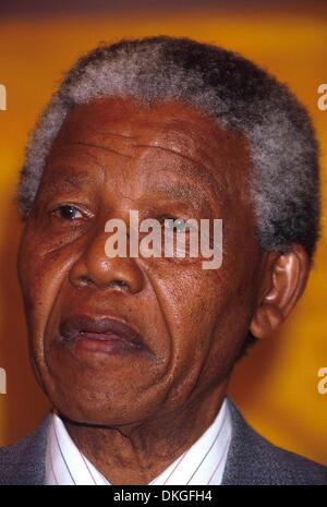 Datei-PICS: - Datei - NELSON MANDELA (18. Juli 1918 -) ist ein südafrikanischer Anti-Apartheid-revolutionär und Politiker, als Präsident von Südafrika von 1994 bis 1999 war. Er war der erste schwarze Südafrikaner, halten Sie das Büro und die erste in einer absolut repräsentativ, multirassische Wahl gewählt. Im Bild: Nelson Mandela 1991. (Kredit-Bild: © Globe Fotos/ZUMAPRESS. Stockfoto