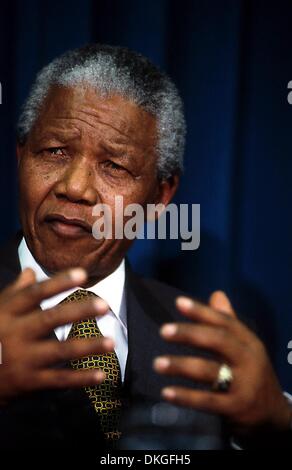 Datei-PICS: - Datei - NELSON MANDELA (18. Juli 1918 -) ist ein südafrikanischer Anti-Apartheid-revolutionär und Politiker, als Präsident von Südafrika von 1994 bis 1999 war. Er war der erste schwarze Südafrikaner, halten Sie das Büro und die erste in einer absolut repräsentativ, multirassische Wahl gewählt. Im Bild: Nelson Mandela 1994. (Kredit-Bild: © Globe Fotos/ZUMAPRESS. Stockfoto