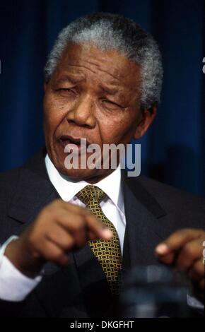 Datei-PICS: - Datei - NELSON MANDELA (18. Juli 1918 -) ist ein südafrikanischer Anti-Apartheid-revolutionär und Politiker, als Präsident von Südafrika von 1994 bis 1999 war. Er war der erste schwarze Südafrikaner, halten Sie das Büro und die erste in einer absolut repräsentativ, multirassische Wahl gewählt. Im Bild: Nelson Mandela 1994. (Kredit-Bild: © Globe Fotos/ZUMAPRESS. Stockfoto