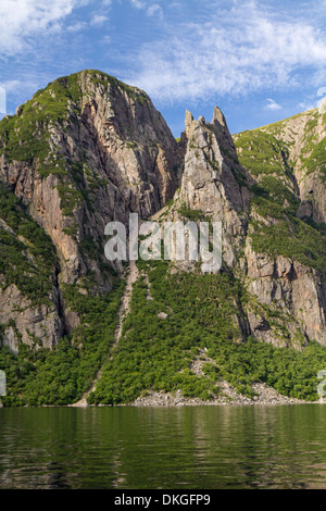 Eine riesige Animal-förmige Felsformation steht über Western Brook Pond in Gros Morne National Park, Neufundland und Labrador Stockfoto