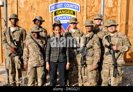 US National Security Adviser Susan Rice posiert mit Soldaten des 4th Brigade Combat Team, 10th Mountain Division bei Forward Operating Base Gamberi 24. November 2013 in Provinz Laghman, Afghanistan. Stockfoto