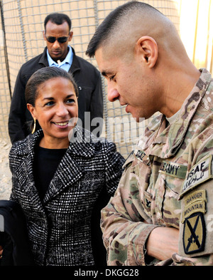 US National Security Adviser Susan Rice spricht mit Armee Oberst Mario Diaz, der Kommandant der 4th Brigade Combat Team, 10th Mountain Division bei Forward Operating Base Gamberi 24. November 2013 in Provinz Laghman, Afghanistan. Stockfoto