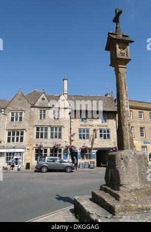 Marktplatz in der kleinen Stadt von Stow-On-The-Wold in Gloucestershire, England, UK Stockfoto