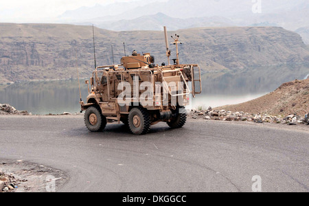 Ein US Army Mine-resistente, Hinterhalt geschützte Fahrzeug auf eine Hauptversorgungsroute während einer Logistik-Operation 15. Mai 2013 in Kapisa Provinz, Afghanistan. Stockfoto