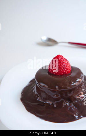 Dessert: Schokoladenkuchen mit Erdbeere. Schließen Sie die Ansicht. Stockfoto