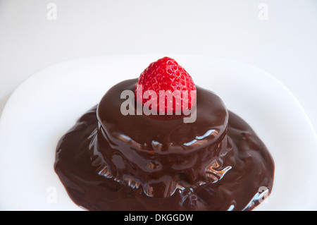 Schokoladenkuchen mit Erdbeere. Schließen Sie die Ansicht. Stockfoto