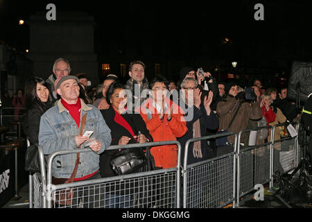 London, UK. 5. Dezember 2013. Menschenmassen bei der Trafalgar Square Weihnachtsbaum Beleuchtung Zeremonie in London Credit: Keith Larby/Alamy live News Stockfoto