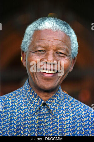 Datei-PICS: NELSON ROLIHLAHLA MANDELA (18. Juli 1918 - 5. Dezember 2013), 95, Weltruf zivilen Rechte Aktivist und weltweit führend. Mandela entstanden aus dem Gefängnis zu den ersten schwarzen Präsidenten Südafrikas im Jahr 1994. Als Symbol der Friedensstiftung gewann er den Friedens-Nobelpreis 1993. 1942 kam seine Länder Anti-Apartheid-Bewegung in seinen 20ern und dann der ANC (African National Congress). Für die nächsten 20 Jahre leitete er, dass eine Kampagne des friedlichen, gewaltfreien Widerstands gegen die südafrikanische Regierung und seine rassistische Politik und für seine Bemühungen seit 27 Jahren inhaftiert war. Stockfoto