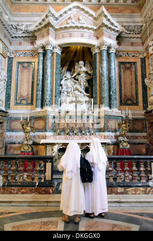 Der Traum des Heiligen Josef von Domenico Guidi in der Kirche Santa Maria della Vittoria - Rom, Italien Stockfoto