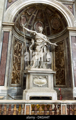 St. Longinus hält den Speer, der durchbohrt von Jesus, von Bernini (1639) in die Basilika von St. Peter - Rom, Italien Stockfoto