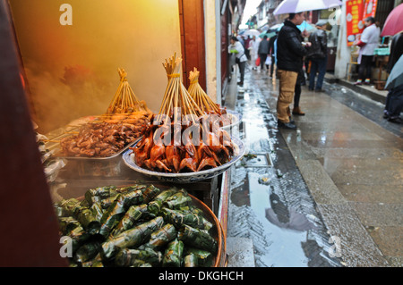 Gebratene Tauben auf Nahrung stall an Qibao Old Street in Minhang District, Shanghai, China Stockfoto