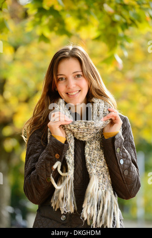 Lächelnde junge Frau im Herbst, Porträt Stockfoto