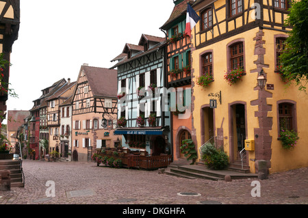 Elk213-2259 Frankreich, Elsass, Riquewihr, Rue General de Gaule mit Fachwerkhäusern Stockfoto